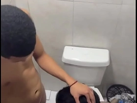 Flagra mamando hétero dotado no banheiro da balada. spank gay boy porn chinese