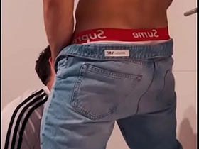 EL NOVIO HETERO DE LA DESPEDIDA DE SOLTEROS ME FOLLA A ESCONDIDAS DE LA FIESTA fat gay japan porn