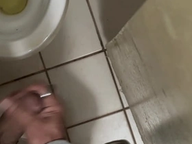 Punheta perform banheiro público taiwan careless porn