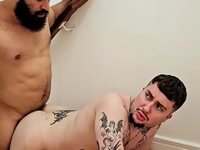 Papai não se aguentou de tesão e já me fudeu na escada (COMPLETO NO RED) japan young gay porn