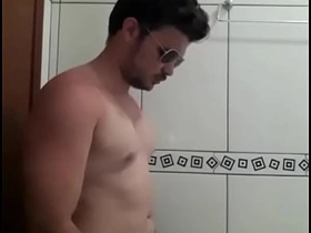 Mulherengo Gostoso balançando o pênis no short gay chinese boys porn
