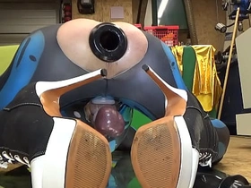 Extremeslut66 furzt durch einen Tunnel-Plug und schiebt sich einen langen Dildo währenddessen in den Arsch muscle asia gay porn