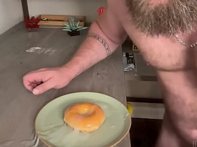 Big Dick Bodybuilder Unloads Multiple Cumshots to Glaze a Donut kazuto japan gay porn
