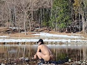 雪解けが始まった渓流で全裸散歩 hot korean guy gay porn