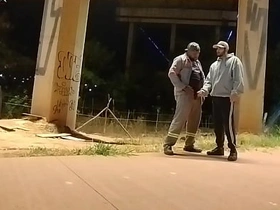 Motoqueiro vê Trabalhador mijando volta e oferece uma mamada indian gay porn hot videos