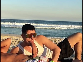 FODA NA PRAIA COM O VENDEDOR PAUZUDO - linktr.ee/marretaxx hot gay porn scene