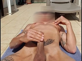 mec tatouté se branle à poil sur sa terrasse, hot guy porn gay
