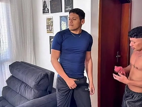 Garoto gostoso pega seu vizinho assistindo pornô e ajuda ele com um boquete hot gay porn hot