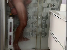 Beccato a masturbarsi in doccia con sborrata forte e orgasmo reale - spiato chinese couple gay porn