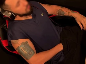 Punheta GOZANDO forte na cadeira gamer – filmado de cima no sigilo singapore gay porn dignitary