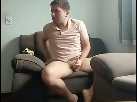 Ik was alleen thuis en pronkte in de woonkamer terwijl ik naar funk luisterde. gay porn remaja indonesia