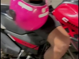 ENTREGADOR SUBIU PRA BEBER AGUA E OFERECI MEU CUZINHO PRA ELE thailand gay porn