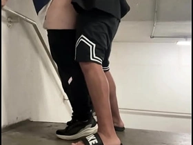 PUTINHA DO PREDIO QUERIA SER FODIDA NA ESCADA. TRATEI ELA COMO MERECE. heavy chinese merry porn