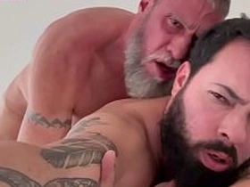 Barbudo dá o rabo para grisalho gostoso - VIDEO INTEIRO NO RED japan old gay porn