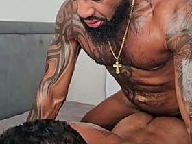 O vizinho hétero marrento ficou me vigiando eu vendo vídeo ate entrar no quarto e a gente acabar fudendo gostoso. japan pop gay porn