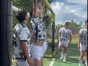 Equipo de futbol, con ayuda del sol, las cheves y el sudor, terminan clavándosela entre ellos beamy gay asia porn