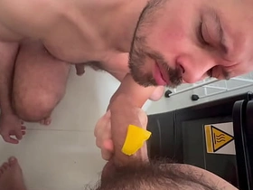 Salada de frutas e chutes no saco - Flick COMPLETO NO RED hot down in the mouth men gay porn