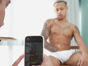 CHAME O AMIGO PRA TIRAR UMAS FOTOS, MAS ELE TIROU FOI LEITE DA MINHA PICA. hot black teen gay porn