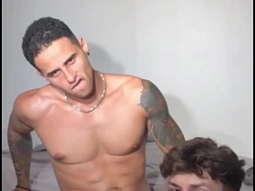 LEITANDO O CUZINHO ARROMBADO DO TWINK hot creampie gay porn
