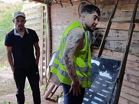 O PATRÃO E O EMPREGADO                                    O empregado finaliza sua tarefa e o seu patrão fica cheio de tezão ao vê lo todo suado korean gay boyfriend porn