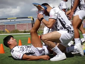 Mi primera Orgia a pelo con mis amigos de futbol después del entrenamiento gay japan massage porn