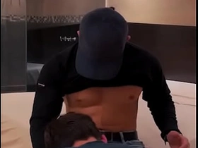 Le ofresco propina extra al repartidor de globo y me folla delicioso gay porn uncompromisingly hot