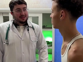 Médico novinho e passivo ajudou o paciente que estava com medo de sentir um dedo no cu  COMPLETO NO In flames singapore gay porn video