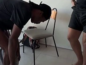 Cliente foi fazer orçamento e acabou levando um pauzão preto e 2 leitadas. gay porn indonesia sangetods