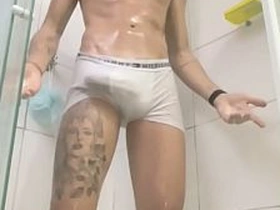 DOTADO TOMANDO BANHO E BATENDO UMA. hot hd gay porn