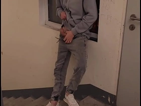 Часть 1 подглядывал как дрочит твинк на лестнице kong japan gay porn