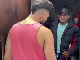 RECEBI UMA ENTREGA E PEDI PRO ENTREGADOR SUBIR. ELE ME COMEU COMO PAGAMENTO E AINDA ME DEU LEITE NA BOCA. korean chubby gay porn