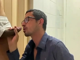 Na hora do tesão, rasguei a roupa do passivo e ele foi embora de cueca myanmar porn gay